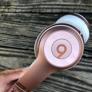 Rose gold beats, headphones, barely worn
